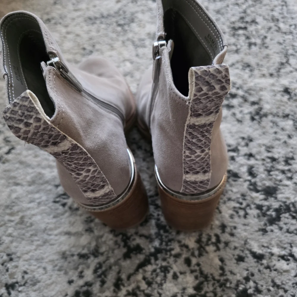 Vince Camuto Suede Lug Sole Block Heel Boots Womens Size 8.5 Gray Beige Boho